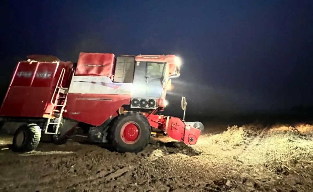 河南開(kāi)封張師傅:中聯(lián)收獲品質(zhì)值得信賴 3.jpg